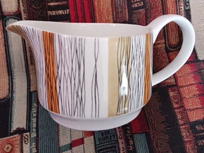 Midwinter half pint jug / Sienna design