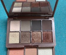 Kardashian face Pallet