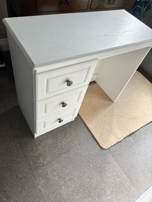 bedroom table and drawers
