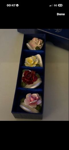 Aynsley set of 4 table flower placeholders