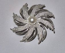 Mid-Century Vintage Sarah Coventry Silvery Sunburst Brooch