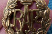WW2 British Military RAF Royal Air Force Cap Badge Dark Brass East West Lugs KC Kings Crown
