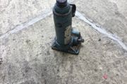 Small bottle jack