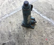 Small bottle jack