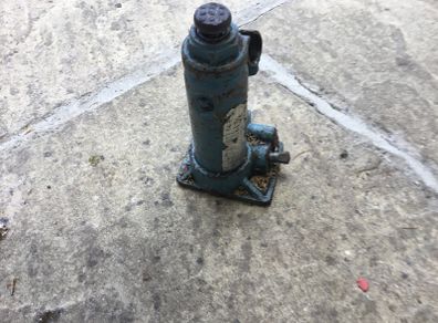 Small bottle jack