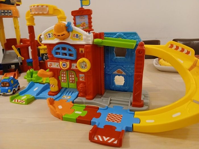 Vtech Toot Toot drivers bundle: Construction Site, Fire Station, Criss Cross Raceway, and 7 cars