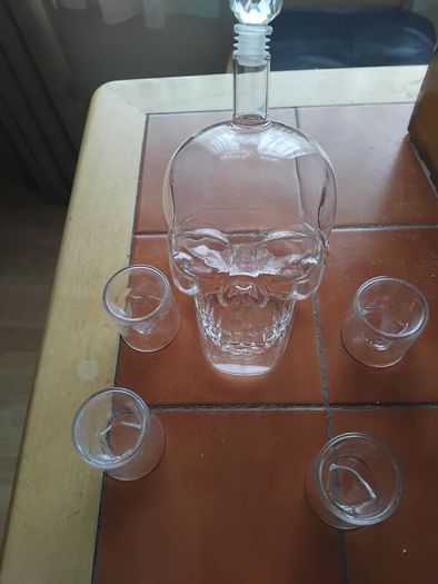 new 1000ml fill skull decanter plus 4 skull shot glasses