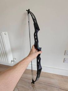 Compound bow + 2 arrows included