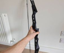 Compound bow + 2 arrows included