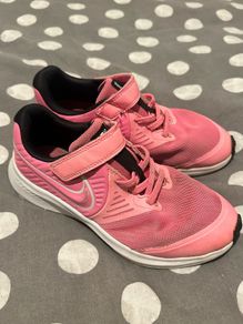 Girls pink nike runners 1.5UK