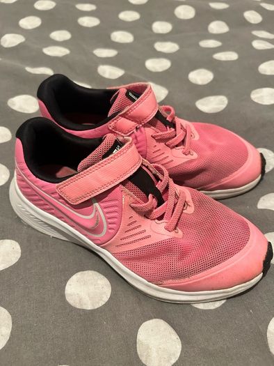 Girls pink nike runners 1.5UK