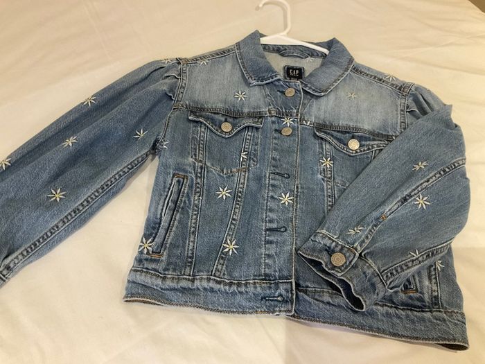 Stunning Girls Gap Age 10 11 denim blue jacket with embroidered daisies flowers