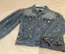 Stunning Girls Gap Age 10 11 denim blue jacket with embroidered daisies flowers