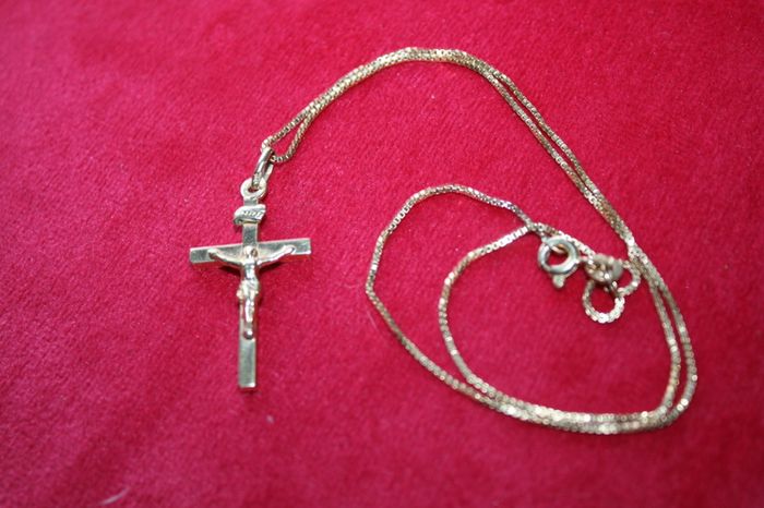 9ct Yellow Gold 375 Pendant Cross on a 9ct Yellow Gold 375 Chain Necklaces 3,5g