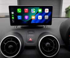 Radio DDPAI M5S smart car stereo on dashboard