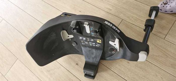 Maxi cosi car seat and isofix base