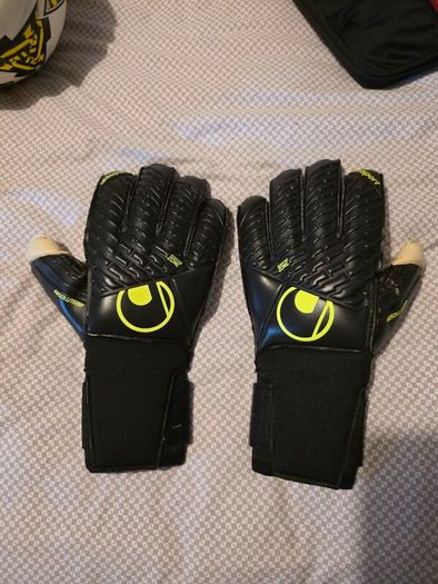 Goalkeeping gloves