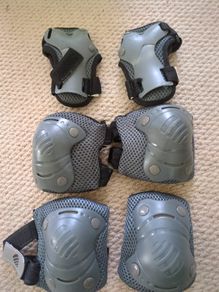 skateboard or rollerskate pads children