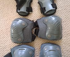 skateboard or rollerskate pads children