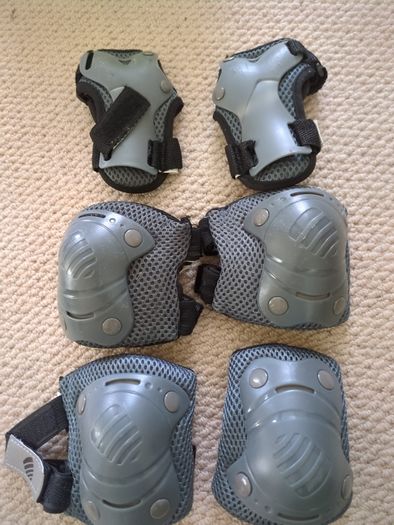 skateboard or rollerskate pads children