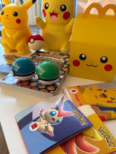 Pokemon Collectors Bundle Set