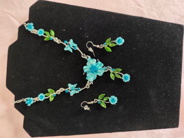 Beautiful blue floral style jewellery set New . Postage is included in price