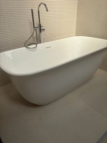 Freestanding bath