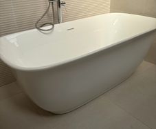 Freestanding bath