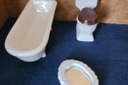 Dolls house ceramic bathroom furniture