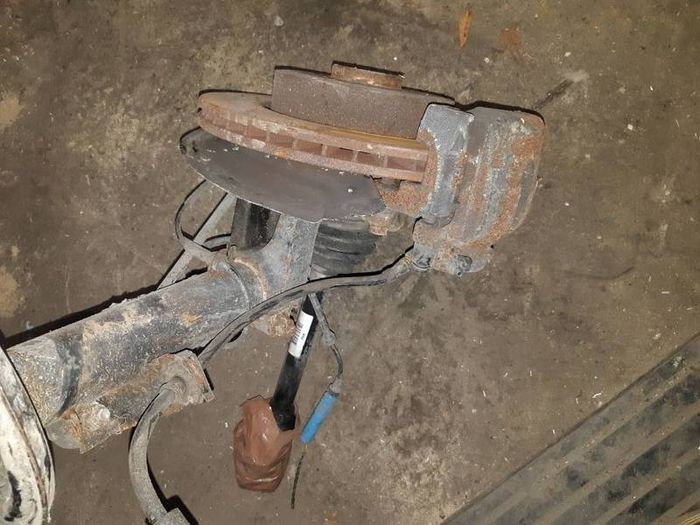 Bmw X3 E83 Front Driver Right Side Suspension Leg Whith Hub & Caliper