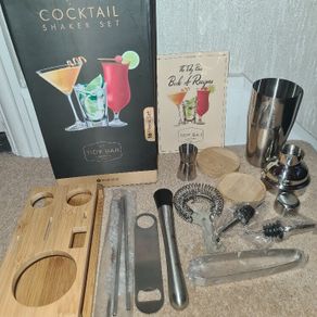 Cocktail shaker set