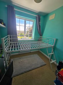 Metal mid sleeper