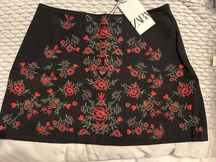 Zara Emroidered skirt BNWT