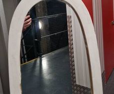 Free mirror standing