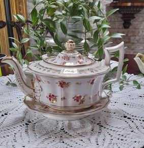 Ridgway tea pot with stand
