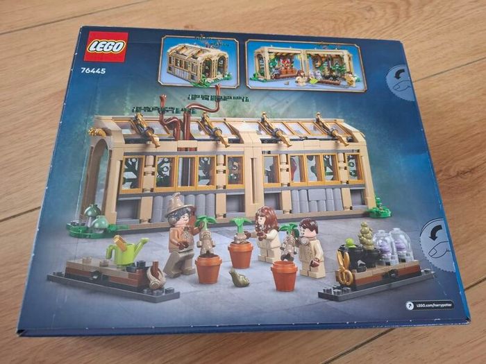 LEGO Harry Potter 76445 Hogwarts Castle: Herbology Class