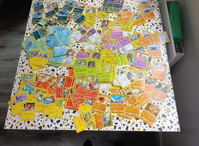Pokemon Cards Bundle of 572 cards