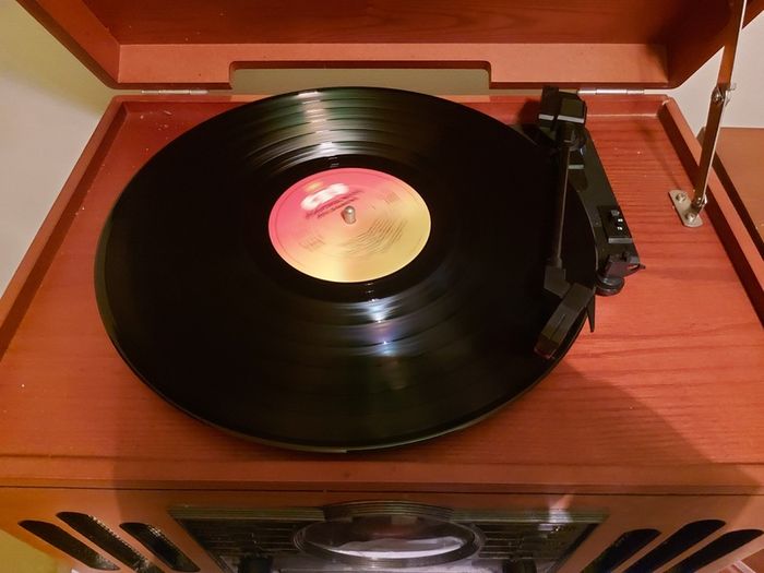Replica vintage music system, 3 CD changer, Radio, Tape and Phono (Record Player) in lovely wooden Box Model Cl-1018, in very good condition