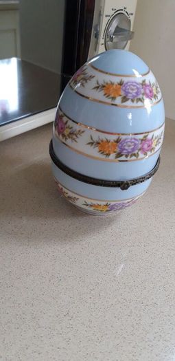 Beautiful Limoges French porcelain Egg