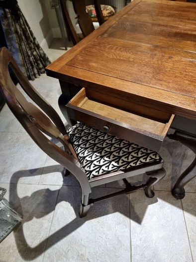 Stunning Extendable Table & 4 Chairs