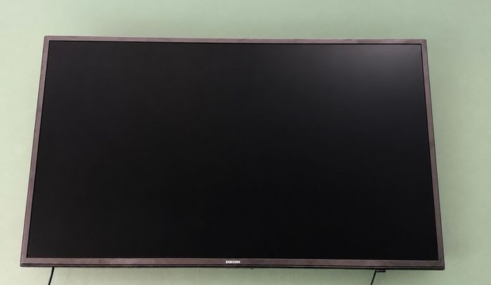 Samsung 40 inch flat screen TV - fully working