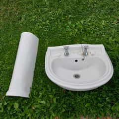 Pedestal basin