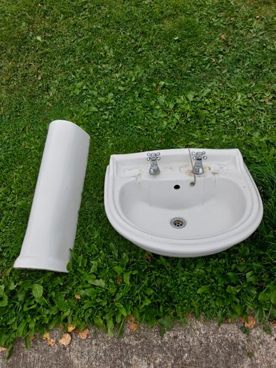 Pedestal basin