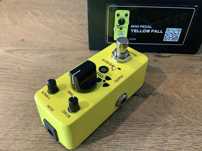 DONNER Yellow Fall Vintage-inspired Analogue Delay pedal box
