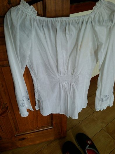 White dressy long sleeve top Size 8/10
