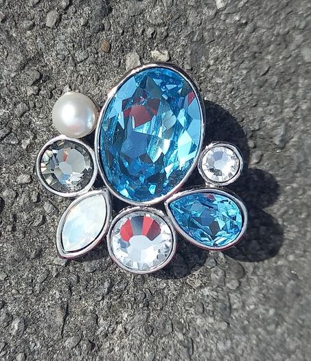 Vintage jewelry is sold individually for 5 to 10 euros.
