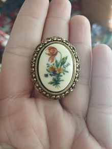 Vintage Cameo Clip with Tulip Bouquet, Antique Gold Tone, English Costume Jewelry 1970's .