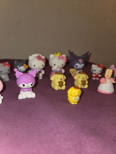 16 Hello Kitty Figures