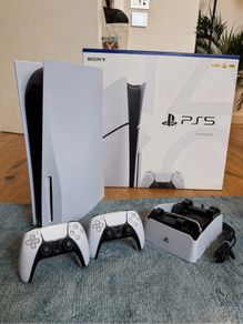 PS5 2 controllers + stand changer