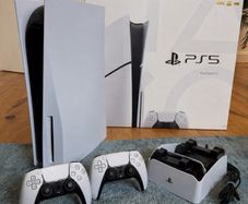 PS5 2 controllers + stand changer